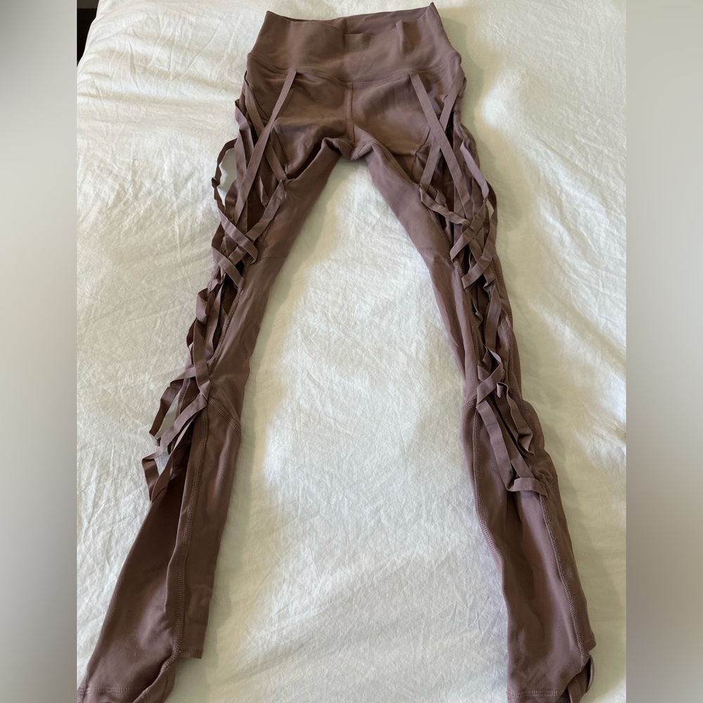 Alo Yoga Limited Edition Leggings NWOT - Picture 2 of 6